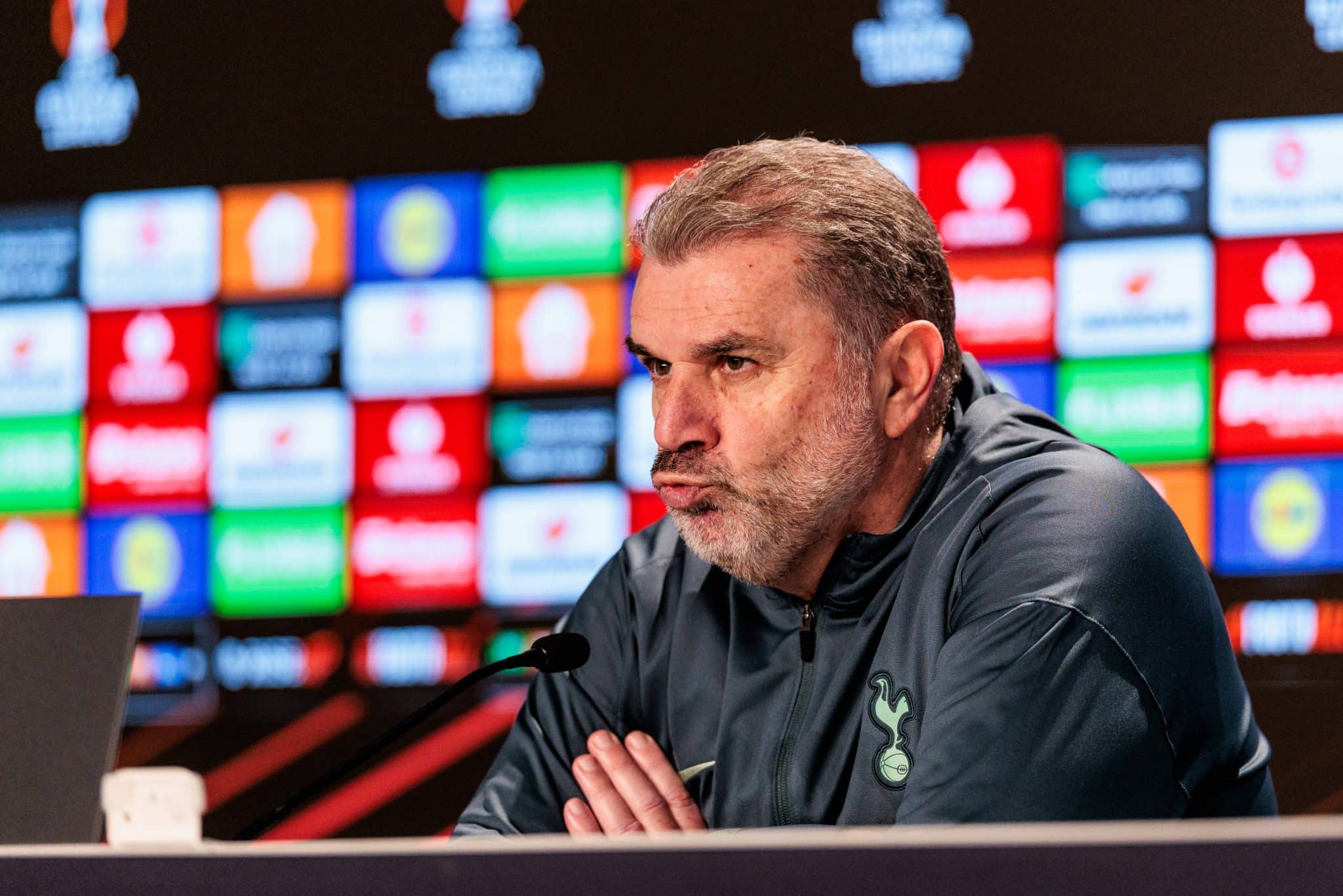 T&eacute;cnico do Tottenham quase discute com torcedor em campo: &lsquo;Vai cair com a gente&rsquo;