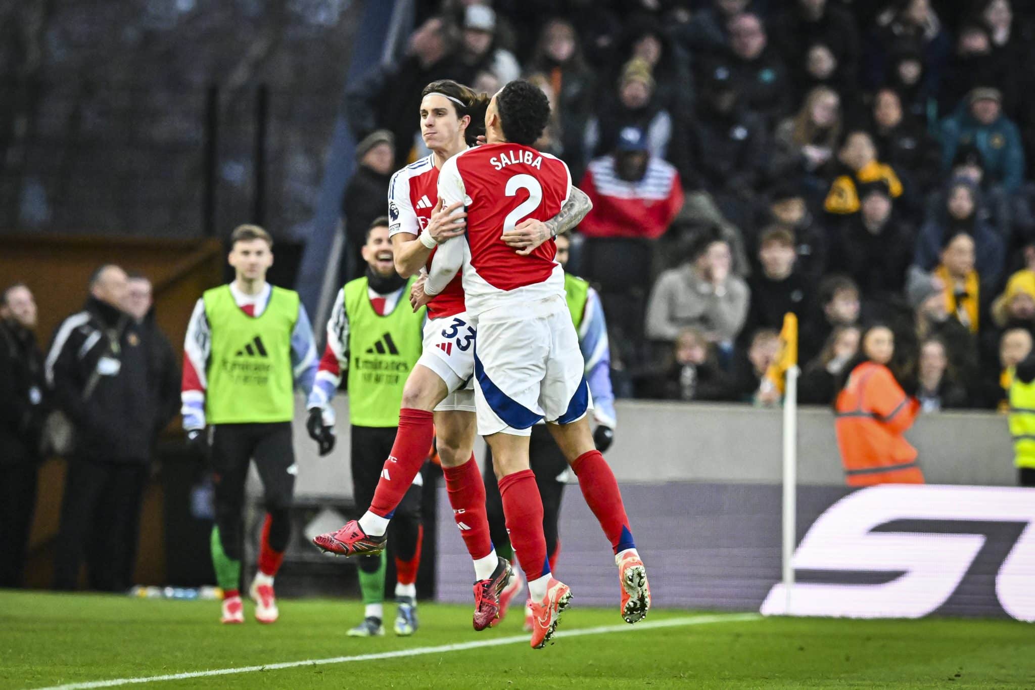 Expuls&atilde;o de brasileiro e Vitor Pereira conservador ajudam Arsenal em vit&oacute;ria fundamental
