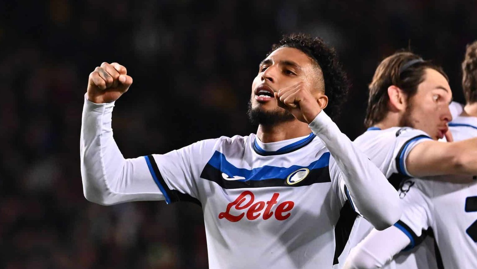 Ederson, ex-Corinthians e Cruzeiro, anotou gola&ccedil;o para a Atalante diante do Barcelona na Champions - Foto: Imago