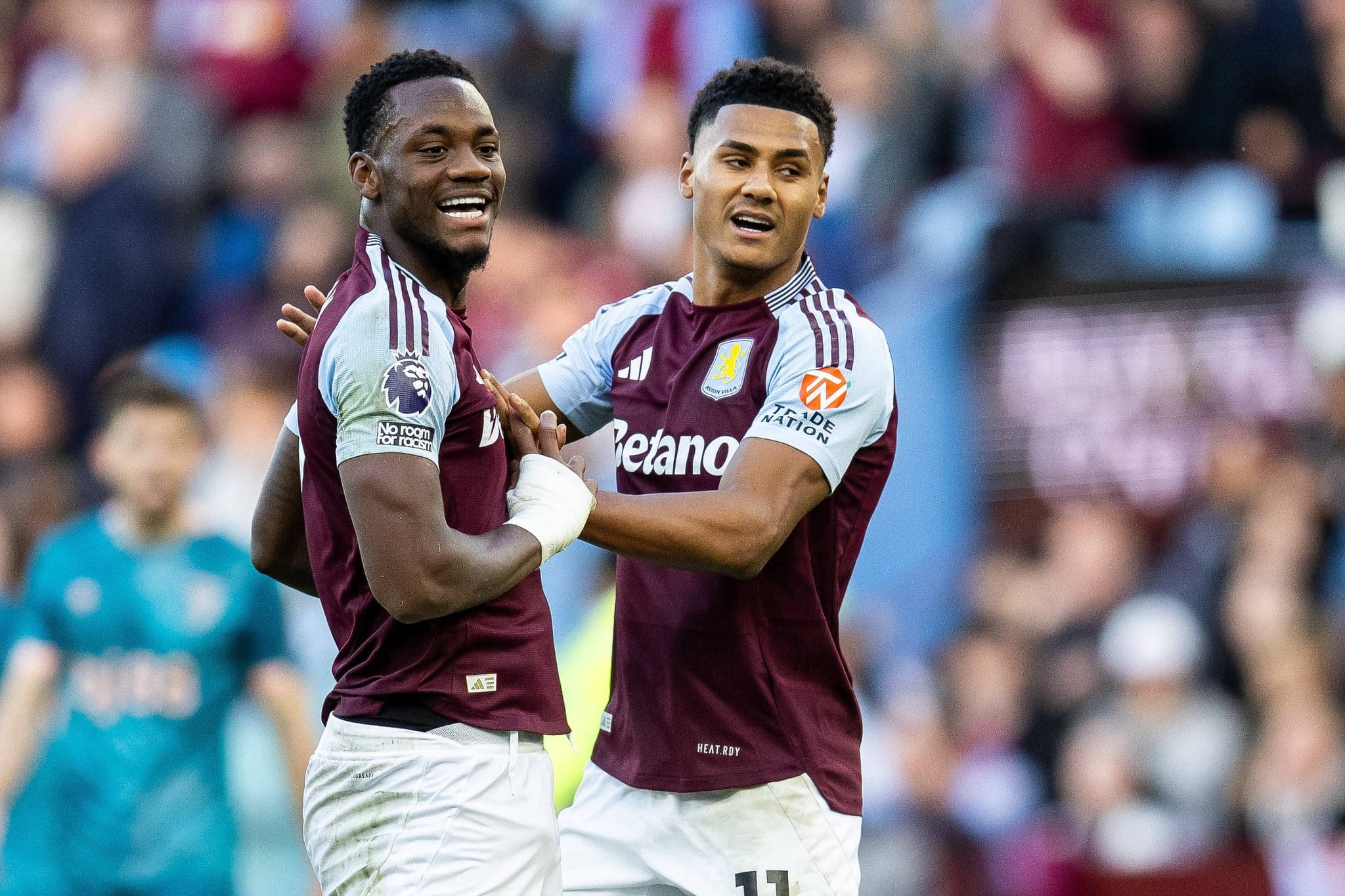 Jhon Dur&aacute;n e Ollie Watkins comemoram gol pelo Aston Villa