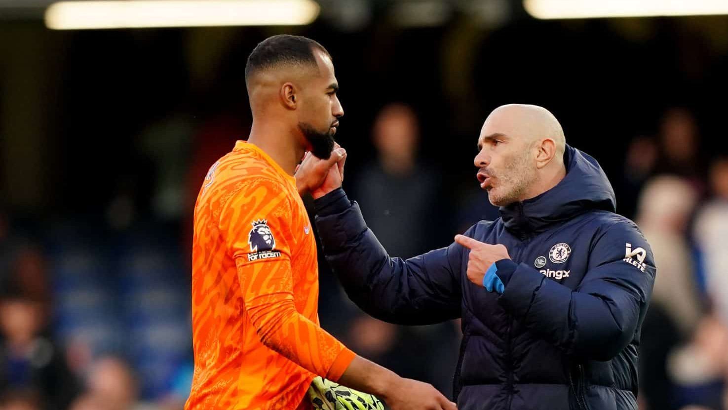 T&eacute;cnico do Chelsea coloca goleiro contra a parede ap&oacute;s falha bizarra em derrota