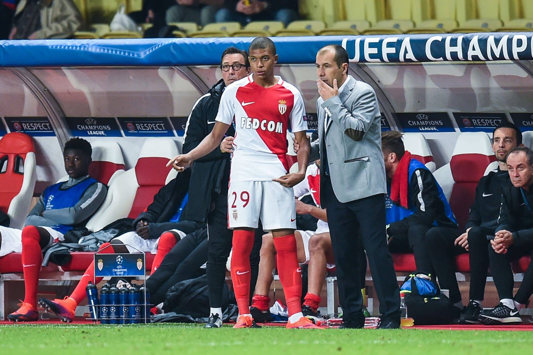 Leonardo Jardim d&aacute; instru&ccedil;&otilde;es a Mbapp&eacute; durante jogo do Monaco, em 2016