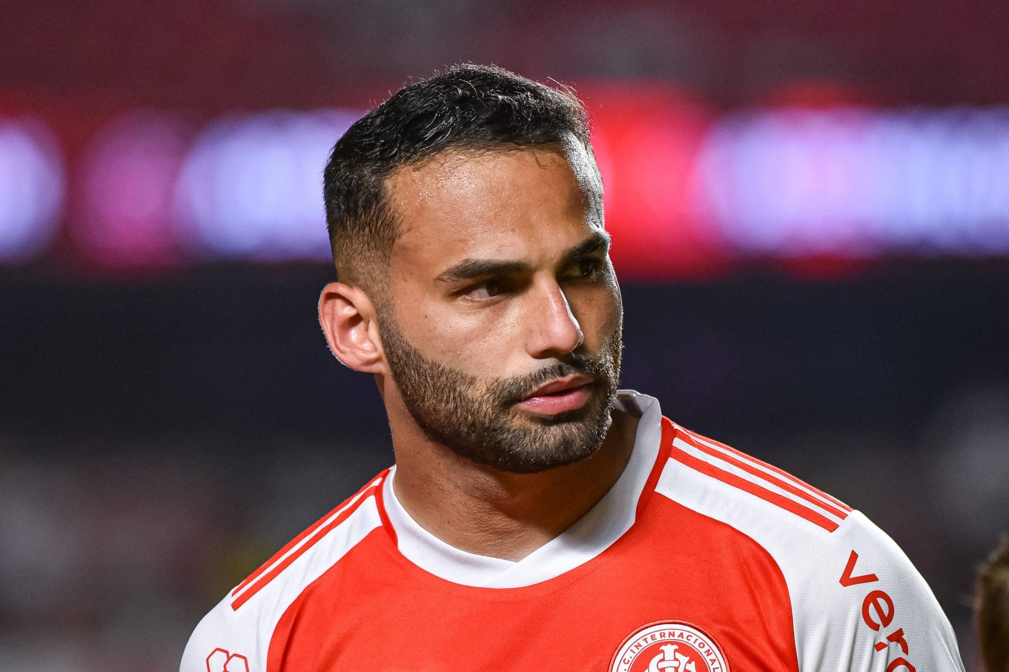 &lsquo;Devolve para o Flamengo&rsquo;: Thiago Maia &eacute; alvo de cr&iacute;ticas em estreia do Inter no Gauch&atilde;o