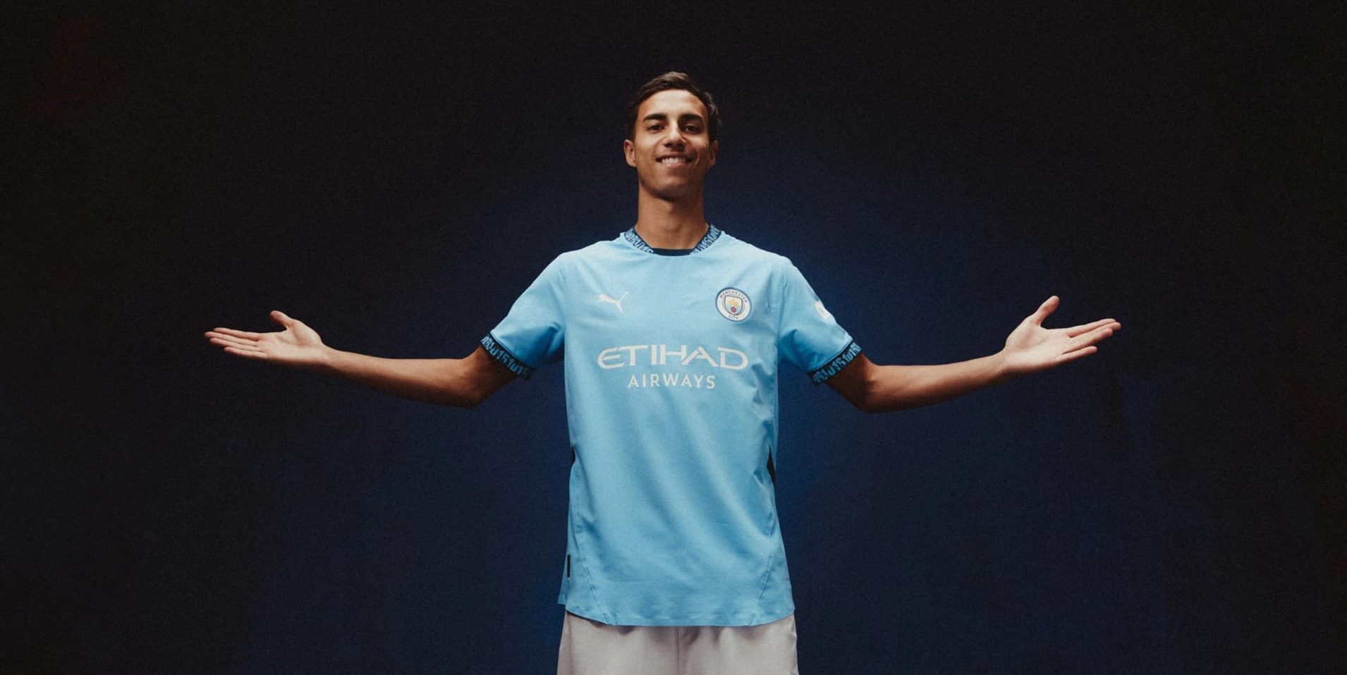 Guardiola elogia Vitor Reis e indica poss&iacute;vel estreia do ex-Palmeiras pelo Manchester City