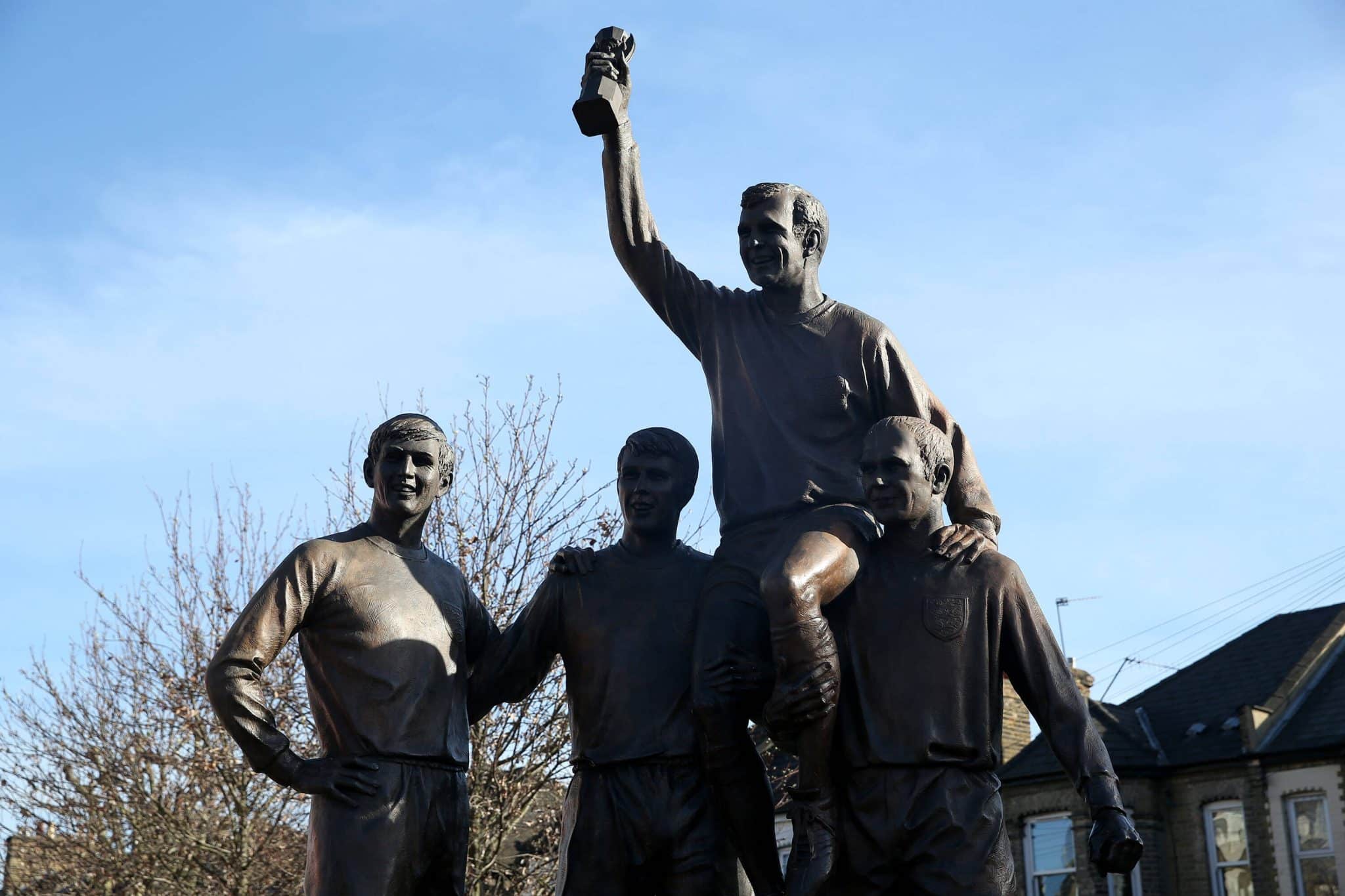 Est&aacute;tua com Bobby Moore, Geoff Hurst, Ray Wilson e Martin Peters (Foto: Imago)