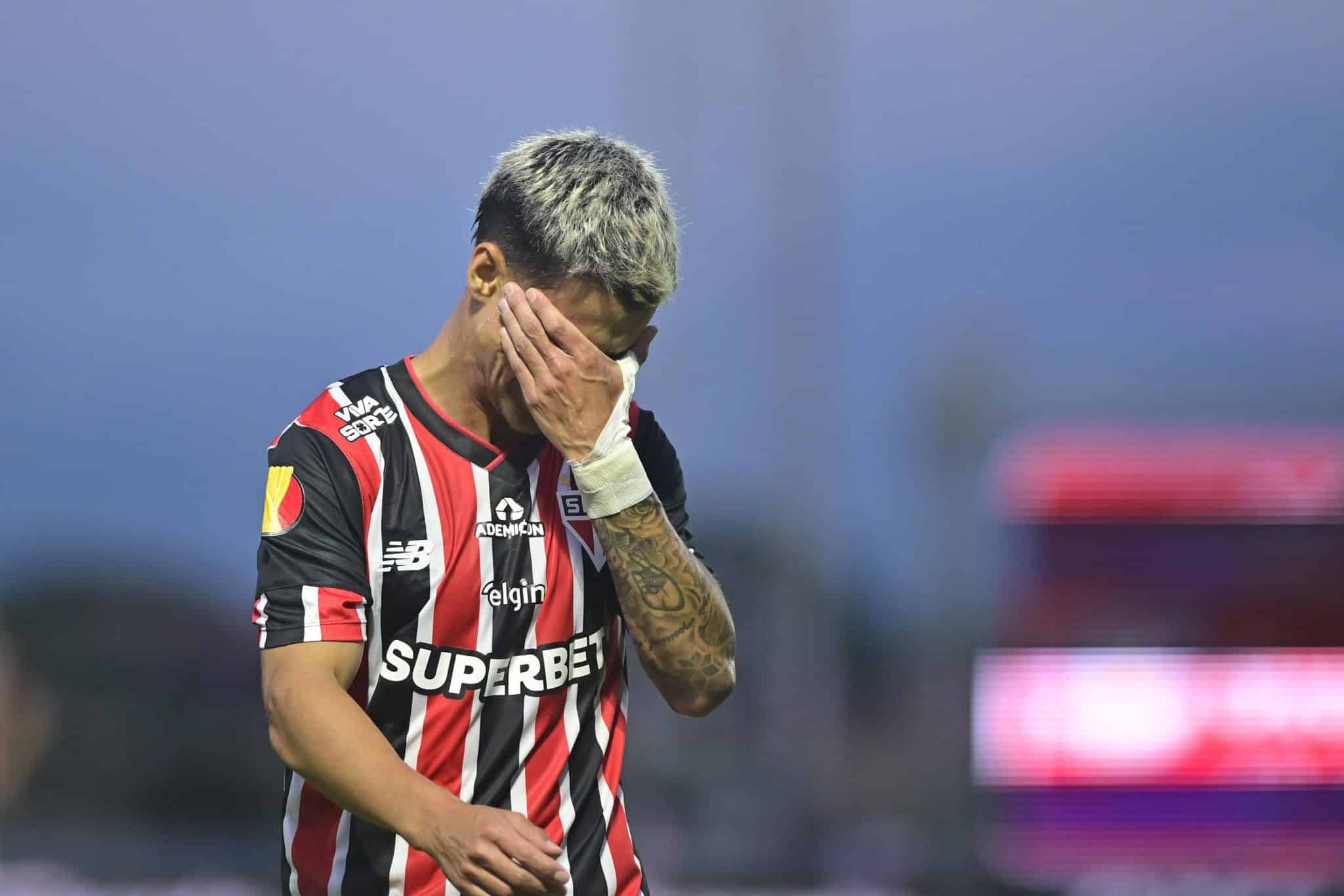 Problemas defensivos do S&atilde;o Paulo v&atilde;o al&eacute;m de falha de Jandrei em derrota