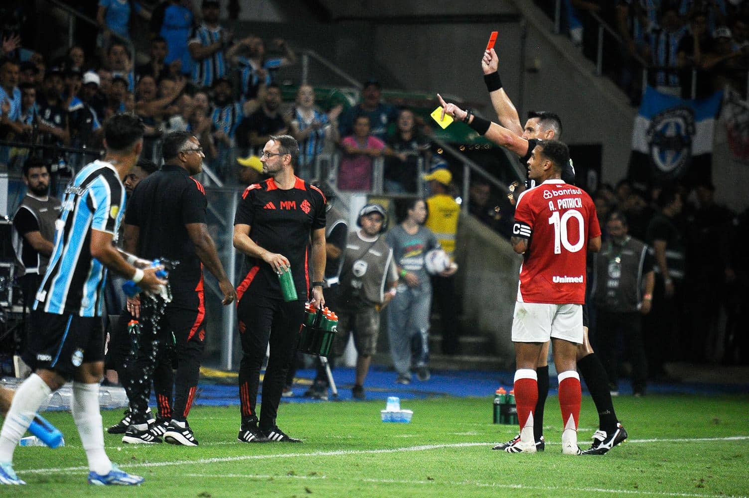Expuls&atilde;o indireta, gols em sequ&ecirc;ncia e muita tens&atilde;o marcam empate no Gre-Nal 444