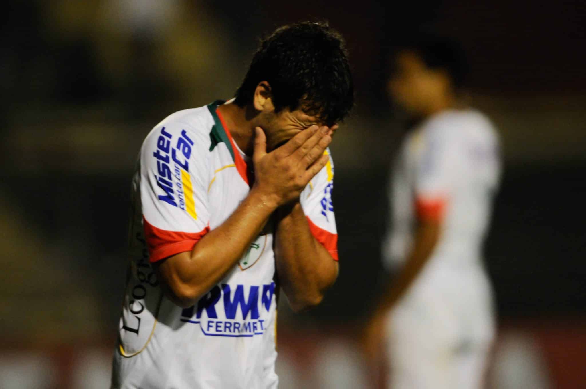 Hev&eacute;rton em jogo pela Portuguesa