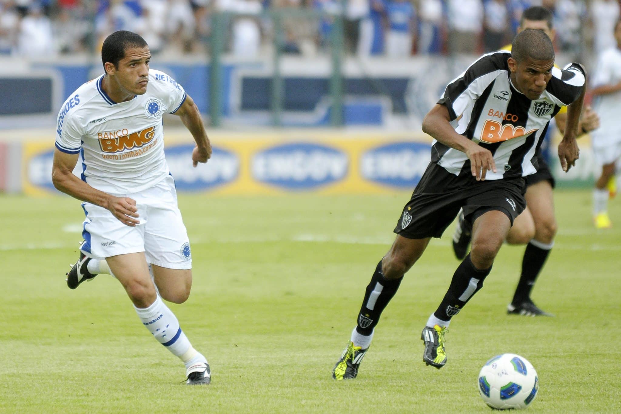 Anselmo Ramon, ent&atilde;o do Cruzeiro, em disputa de bola com Leonardo Silva, do Atletico-MG, em cl&aacute;ssico em 2011