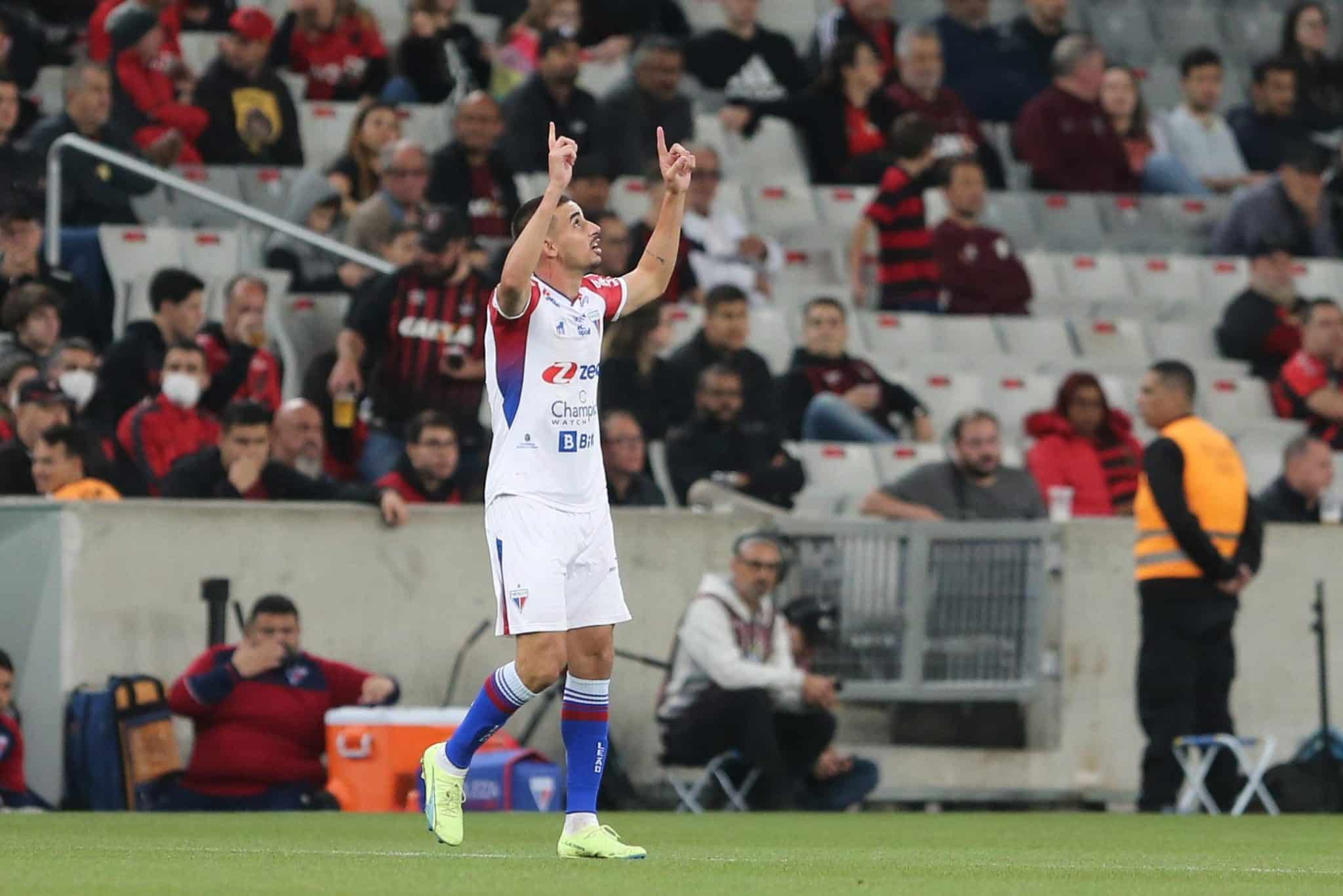 Thiago Galhardo comemora gol do Fortaleza, em 2022