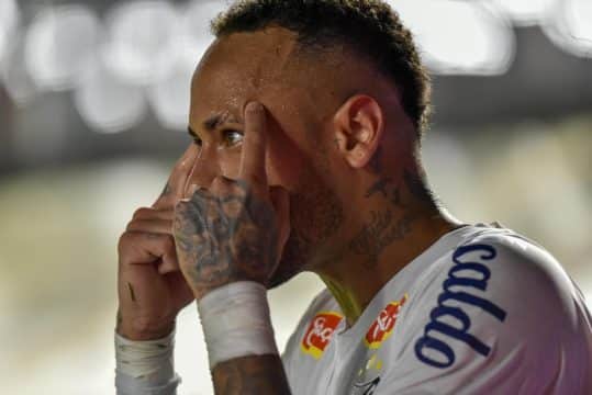 Com Dorival de olho em Neymar, Santos joga f&aacute;cil e vence o Noroeste na Vila