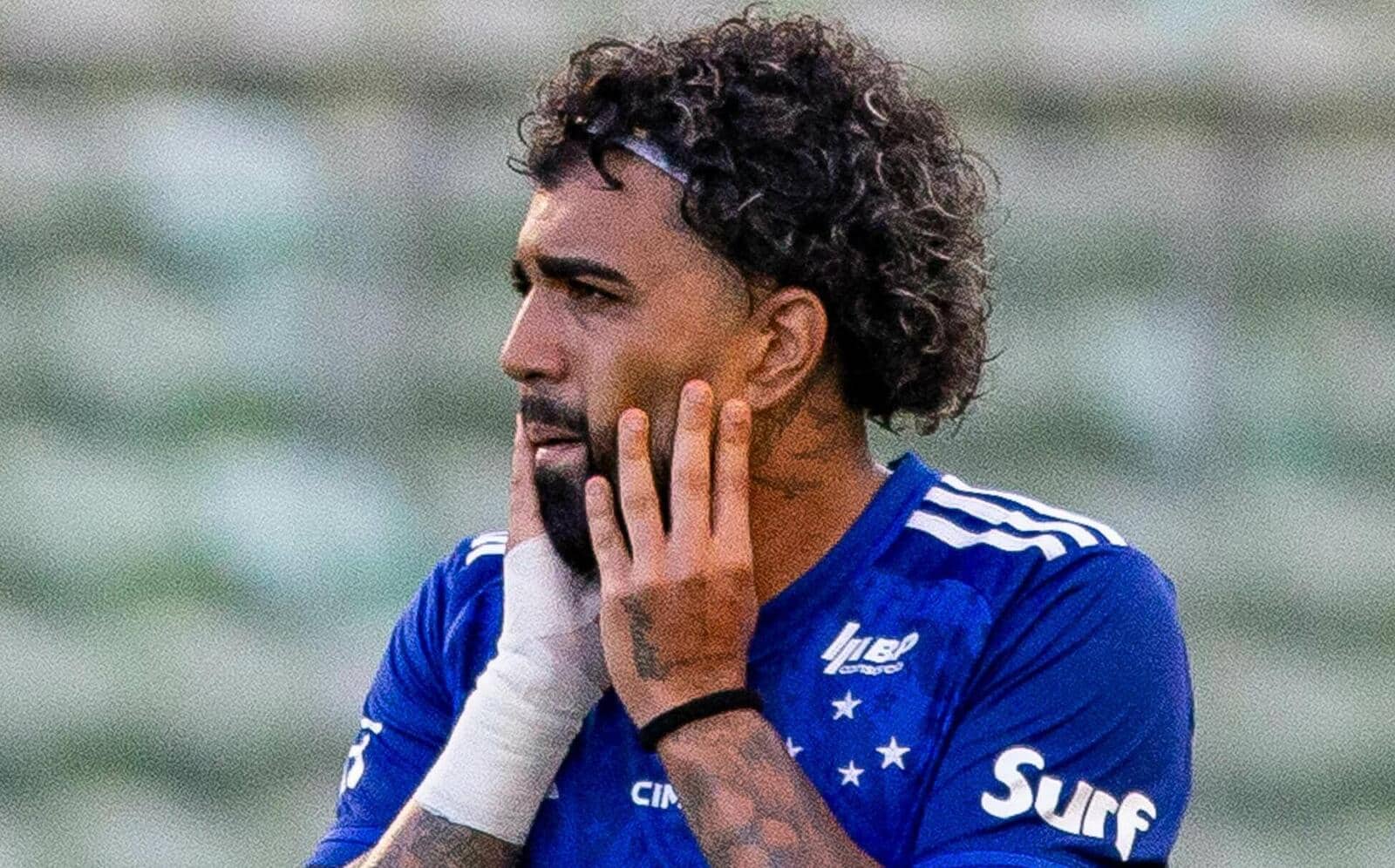 Badalado Cruzeiro d&aacute; vexame nos p&ecirc;naltis e &eacute; eliminado do Campeonato Mineiro