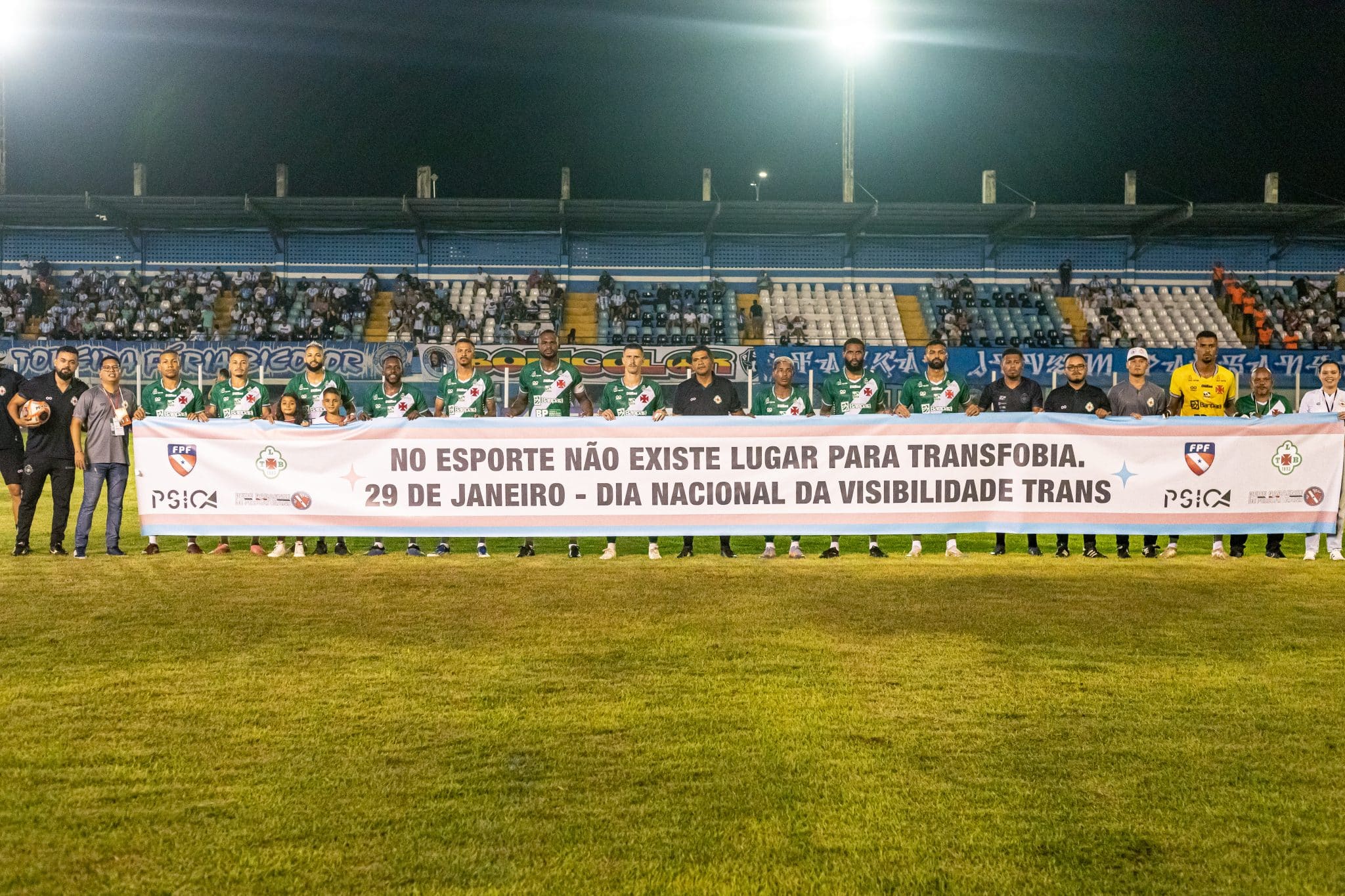 Em ação inédita, jogadores da Tuna Luso entraram em campo com faixa contra transfobia (Foto: Ascom/Tuna Luso)