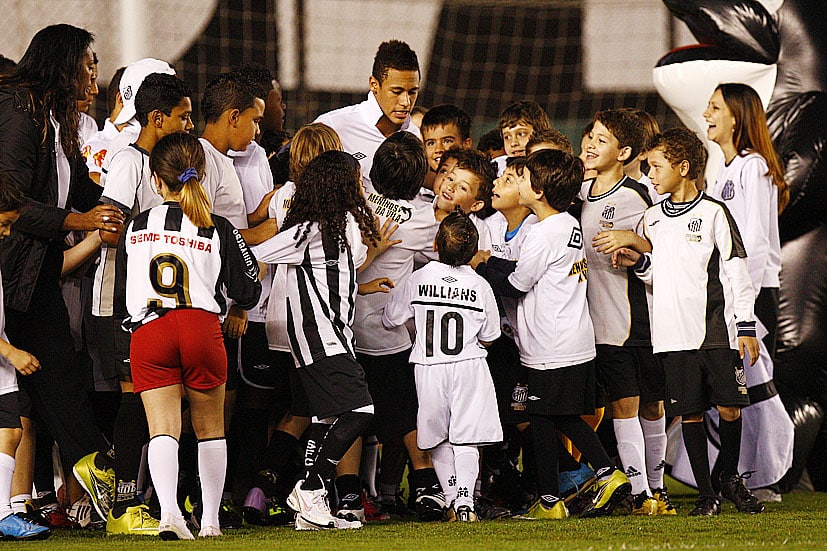 Neymar cercado de crian&ccedil;as ao entrar no gramado