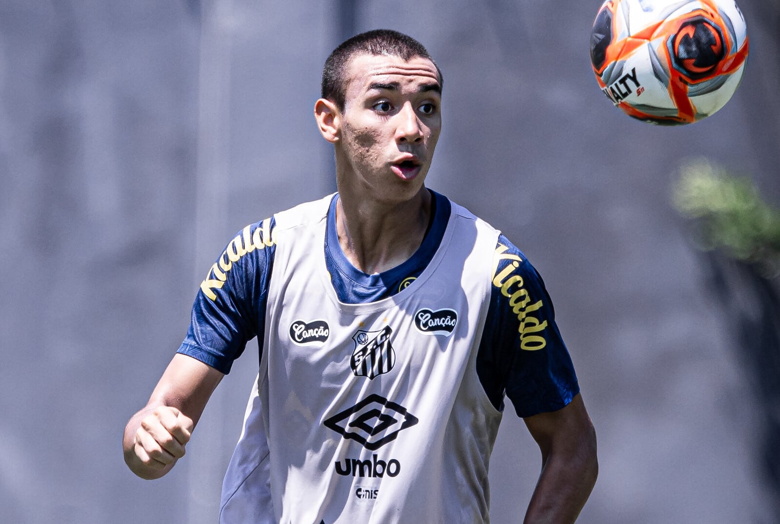 Em alta no Santos, Bontempo fala da idolatria a Neymar: &lsquo;Fiz at&eacute; moicano para entrar em campo com ele&rsquo;