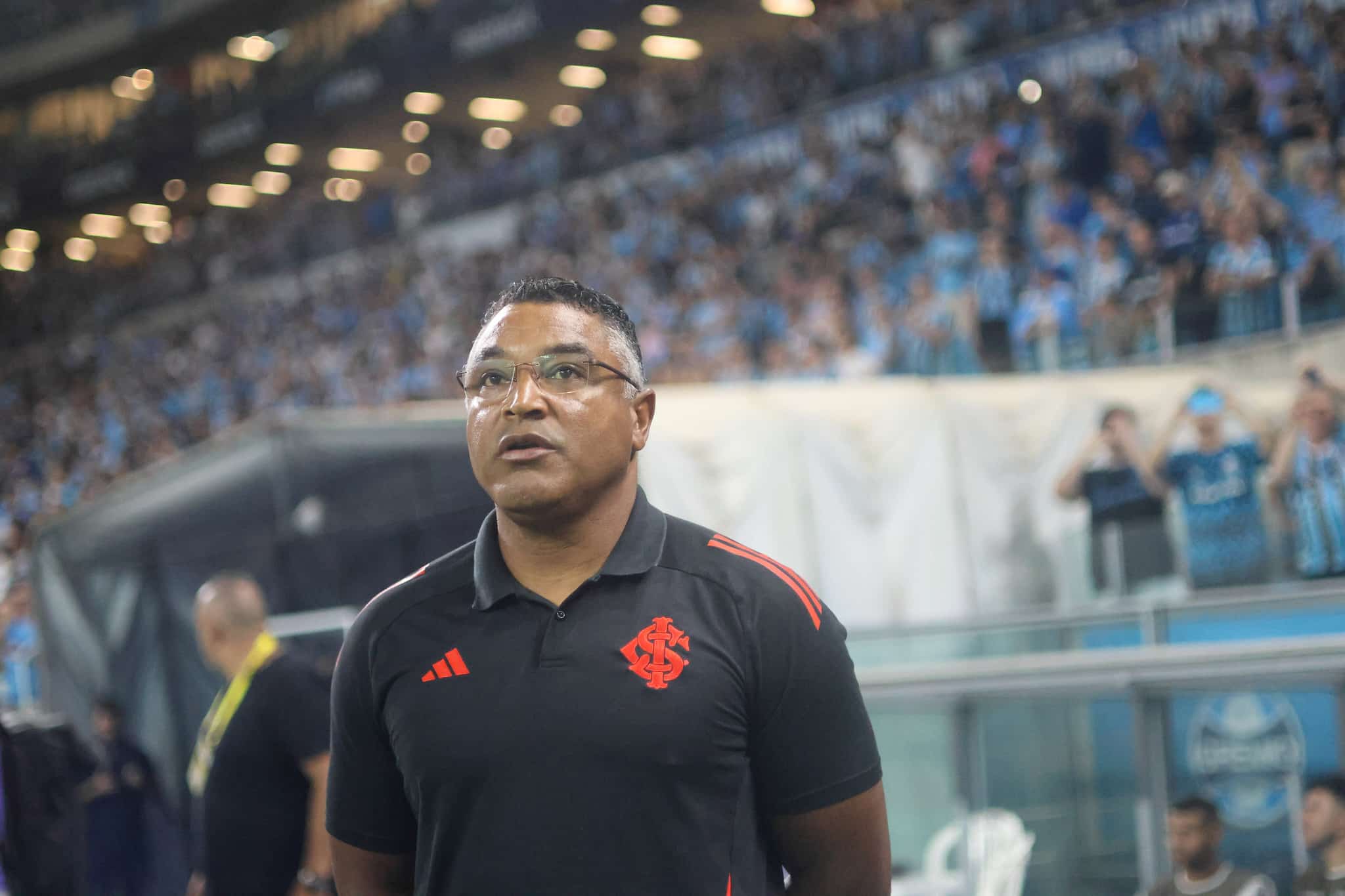 Roger Machado, t&eacute;cnico do Internacional, reencontrou os torcedores do Gr&ecirc;mio na Arena Foto: (Ricardo Duarte/SC Internacional)