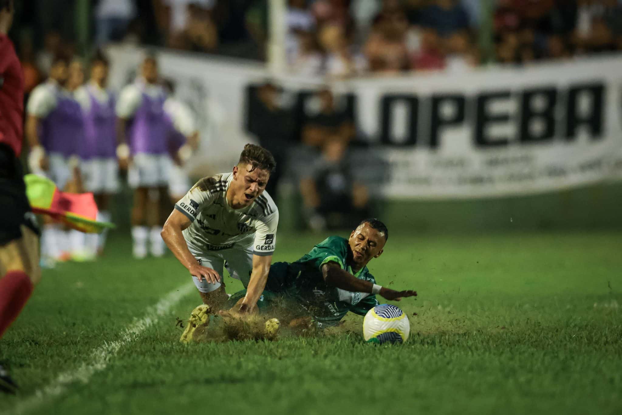 Gramado de Tocantin&oacute;polis x Atl&eacute;tico-MG causou indigna&ccedil;&atilde;o Foto: (Pedro Souza/Atl&eacute;tico)