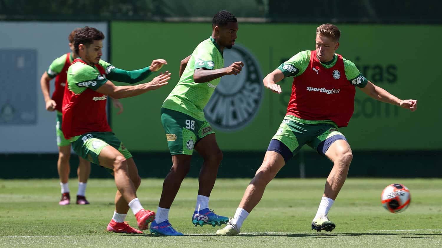Veiga, Allan e Bruno Fuchs durante treino do Palmeiras