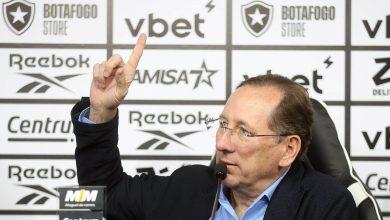 Textor exibe ta&ccedil;as, critica m&iacute;dia paulista e manda recado &agrave; torcida do Botafogo