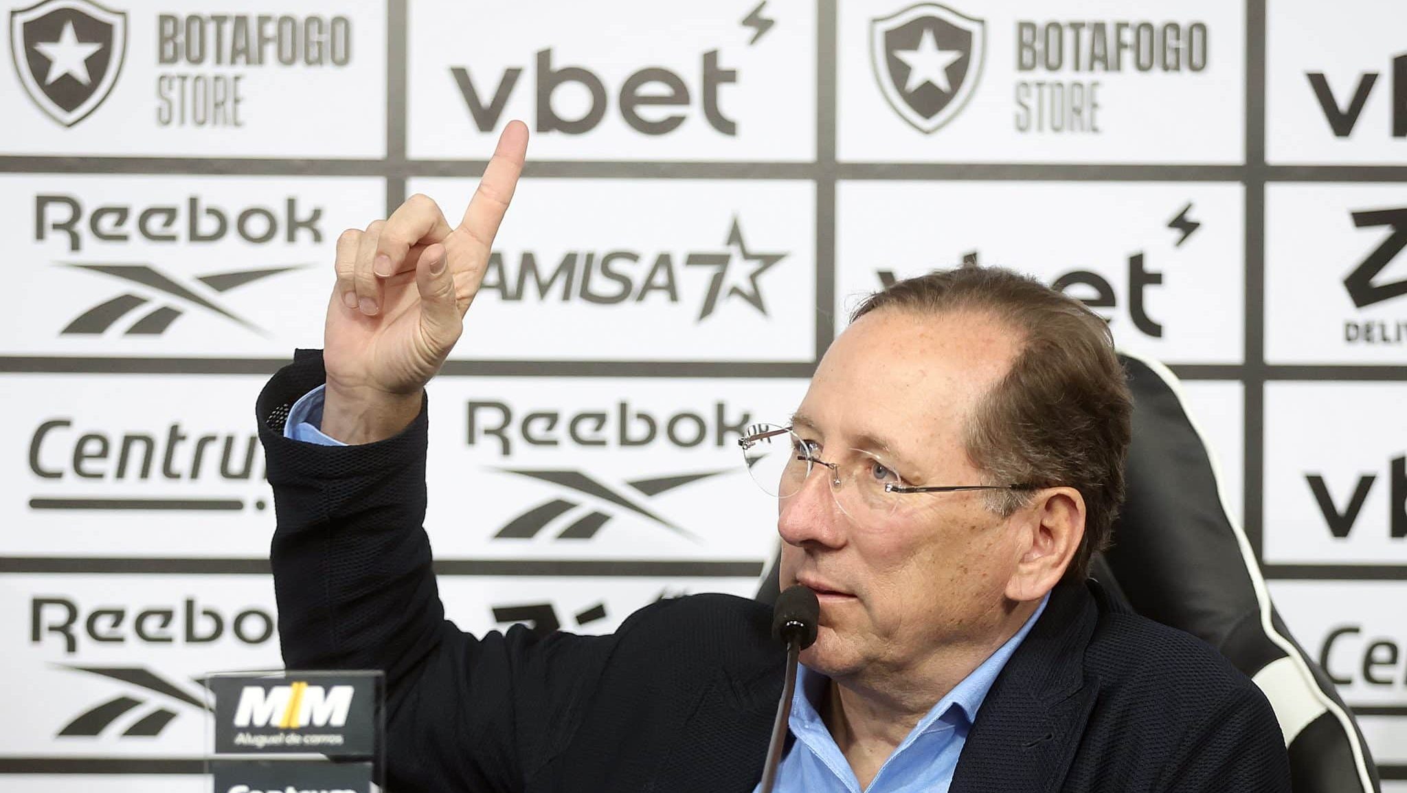 Textor exibe ta&ccedil;as, critica m&iacute;dia paulista e manda recado &agrave; torcida do Botafogo