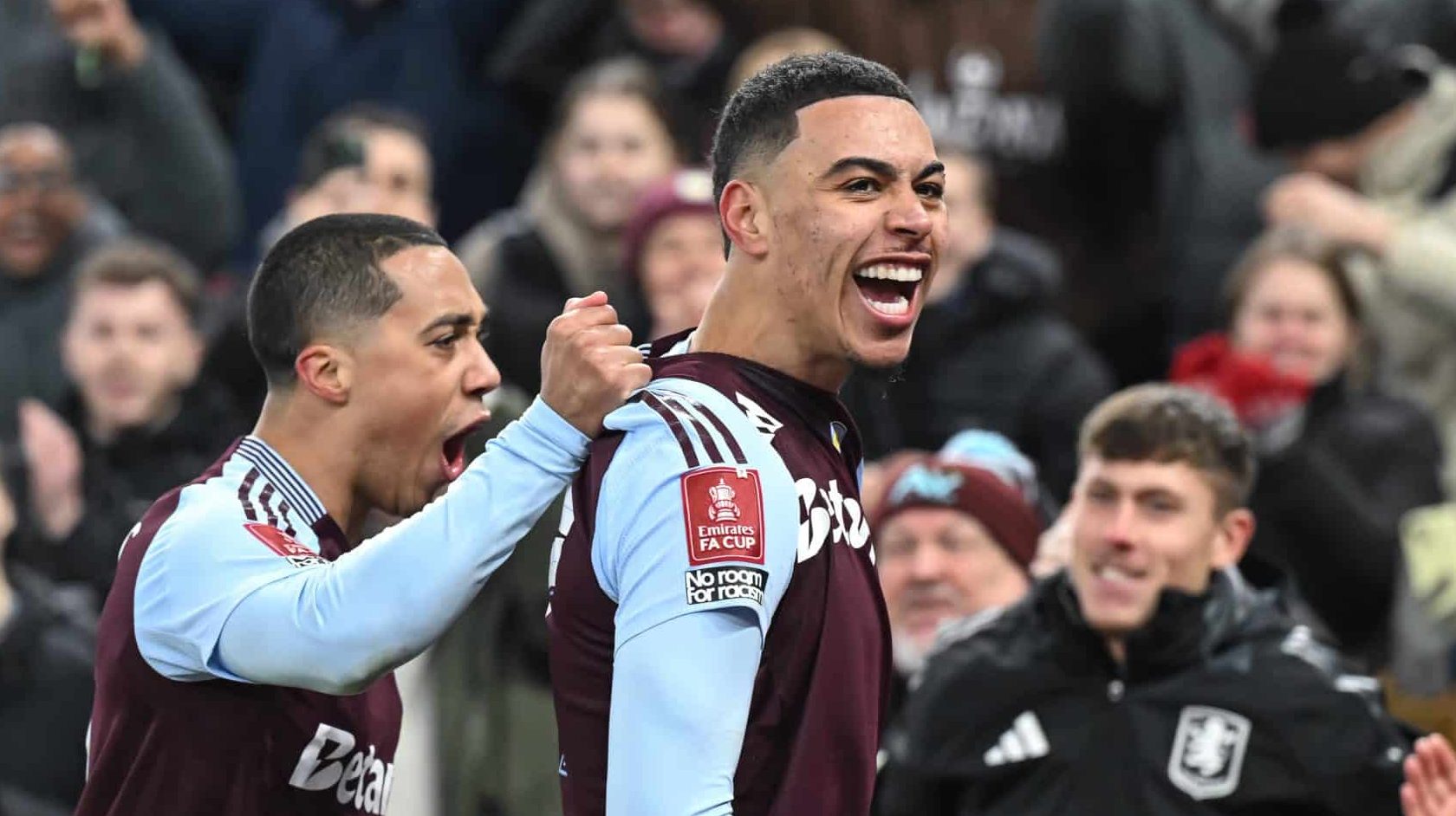 Na estreia de Rashford, revela&ccedil;&atilde;o do City decide e Aston Villa elimina o Tottenham