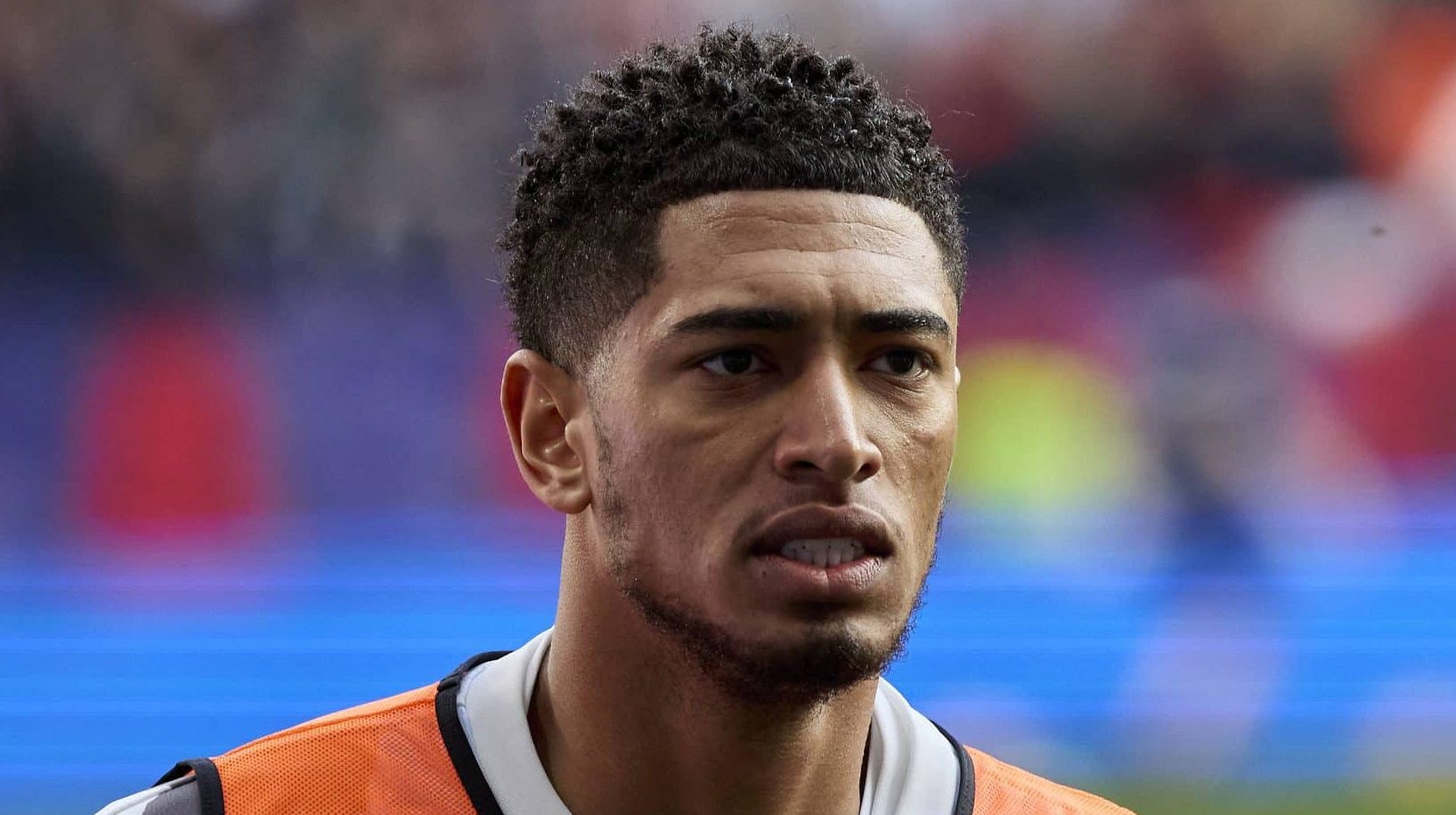 Bellingham vira alvo de desafeto de Vinicius Junior ap&oacute;s expuls&atilde;o de meia em LaLiga diante do Osasuna