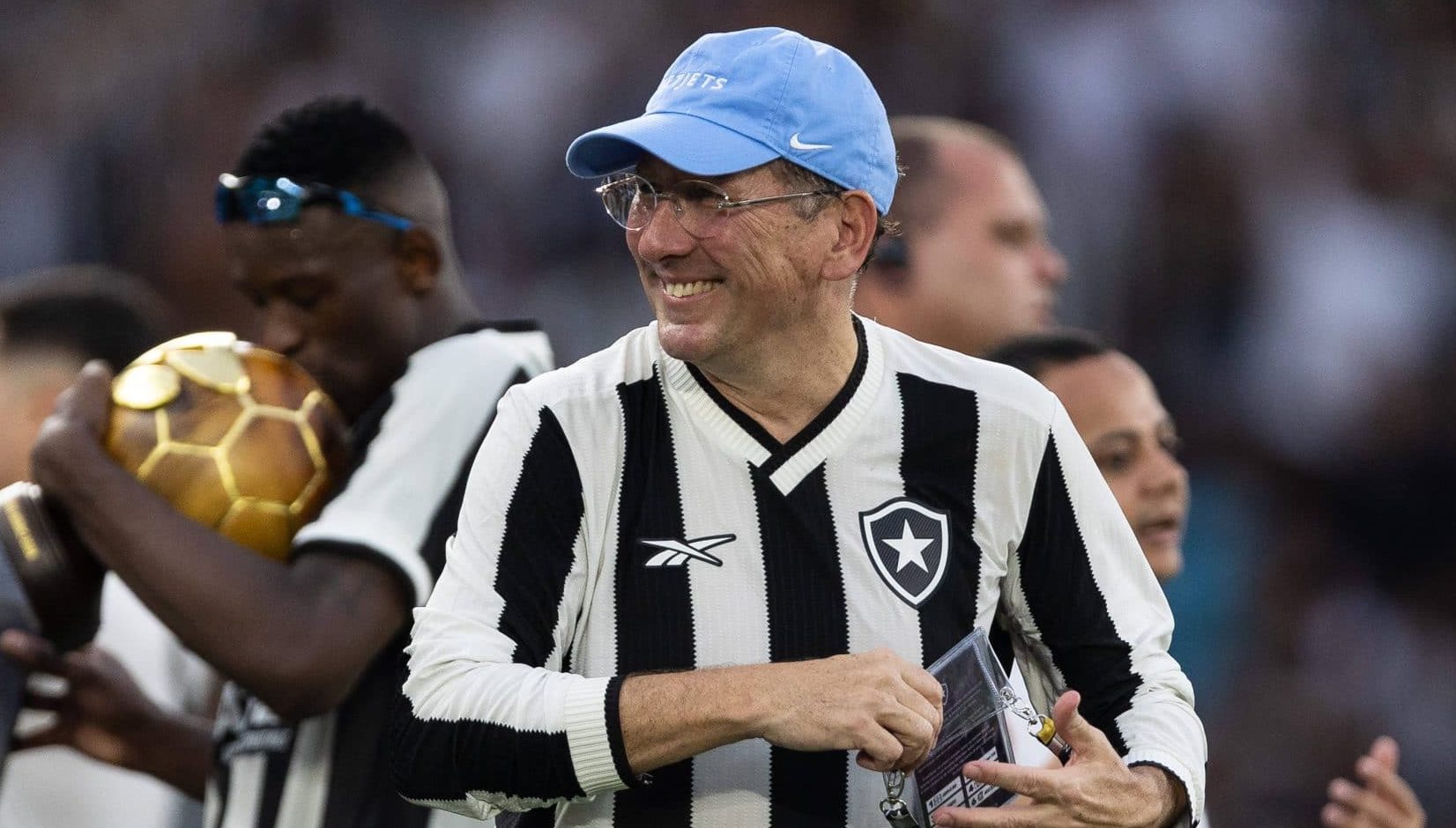 John Textor segue na busca por um novo t&eacute;cnico para o Botafogo e perde a chance de trazer Vasco Matos do Santa Clara