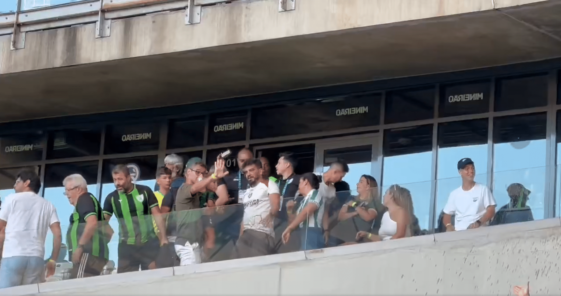 &lsquo;Lament&aacute;vel&rsquo;: Cruzeiro x Am&eacute;rica tem caos entre camarote americano e torcida cruzeirense