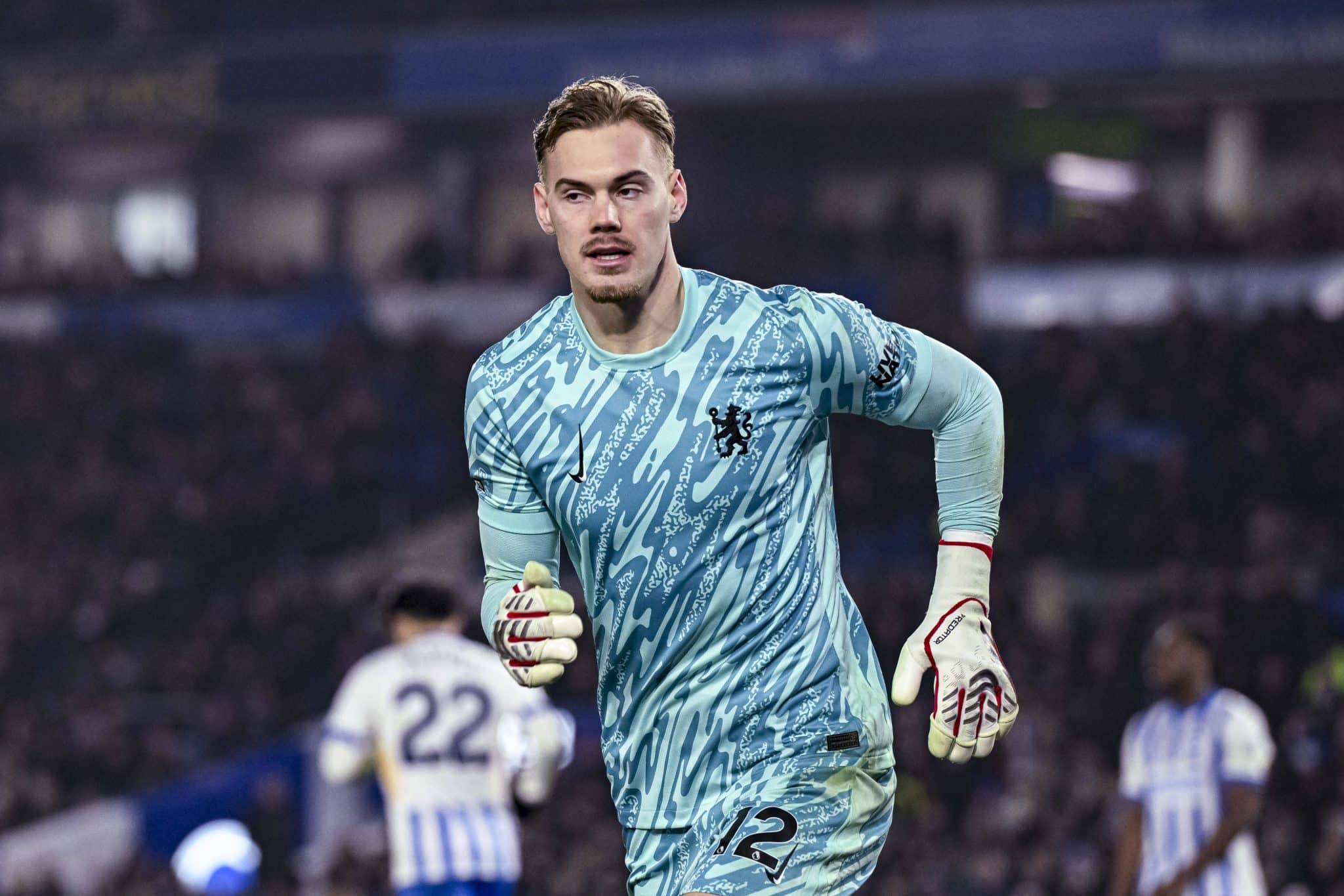 Filip Jorgensen &eacute; proibido pelo t&eacute;cnico do Chelsea de dar chut&otilde;es. Enzo Maresca pediu ao jogador que mantenha plano de jogo e saia com bola no ch&atilde;o
