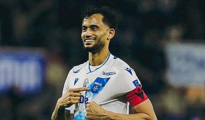 O zagueiro Jubal J&uacute;nior comemora gol pelo Auxerre