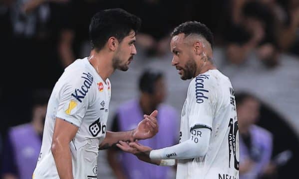 Insist&ecirc;ncia de Caixinha em Basso determina derrota do Santos para o Corinthians