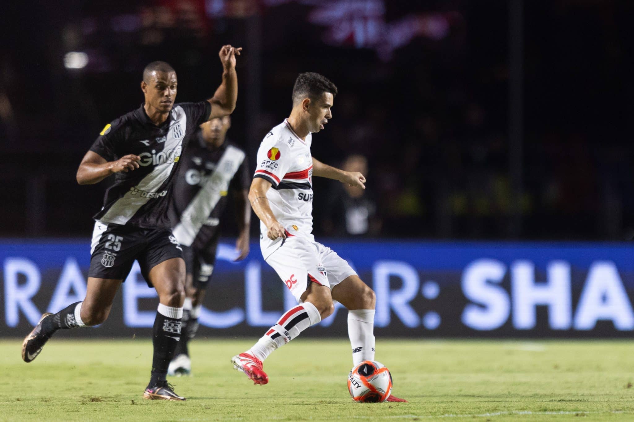 Oscar, em a&ccedil;&atilde;o pelo S&atilde;o Paulo contra a Ponte Preta