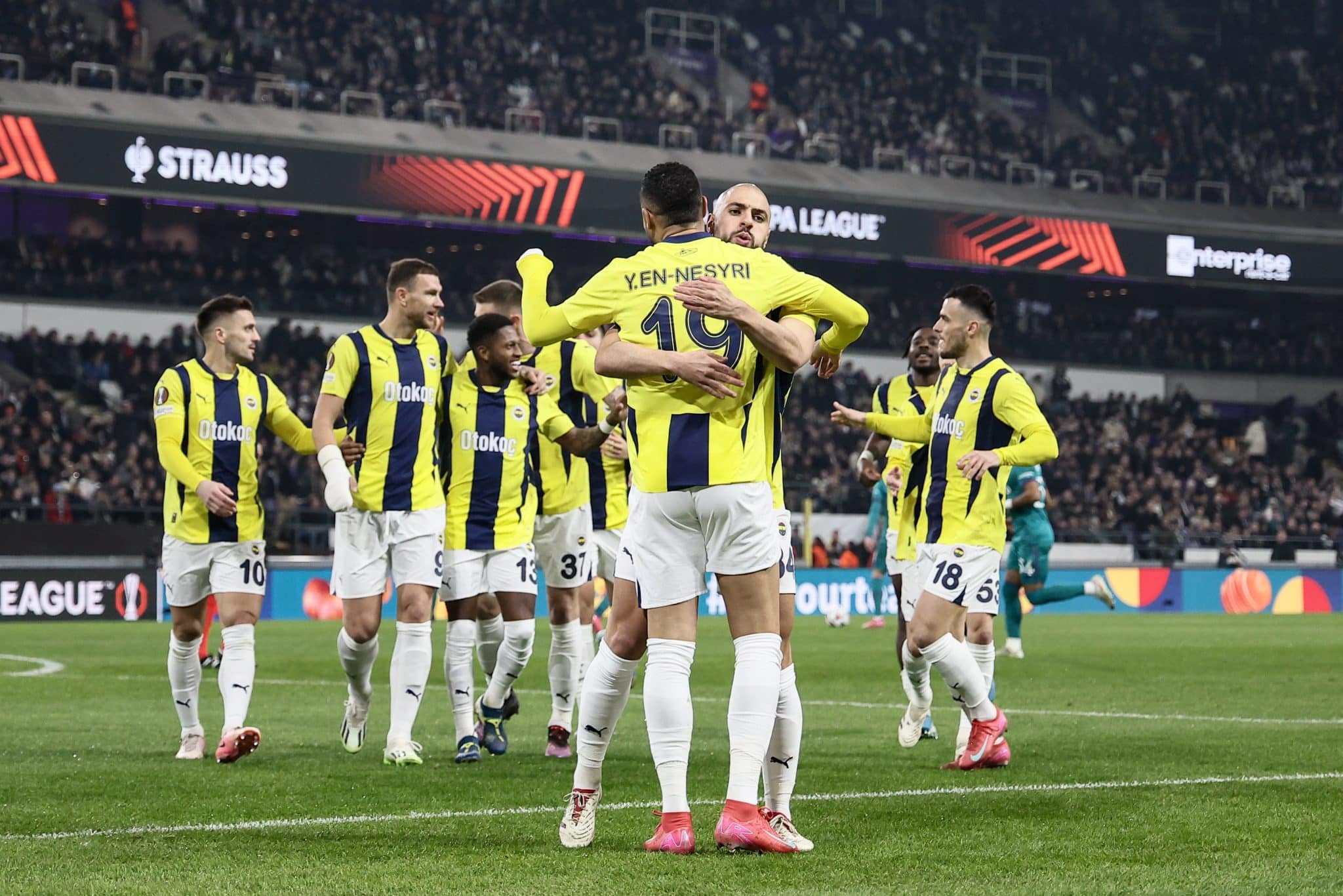 Jogadores do Fenerbah&ccedil;e celebram gol em jogo contra o Anderlecht