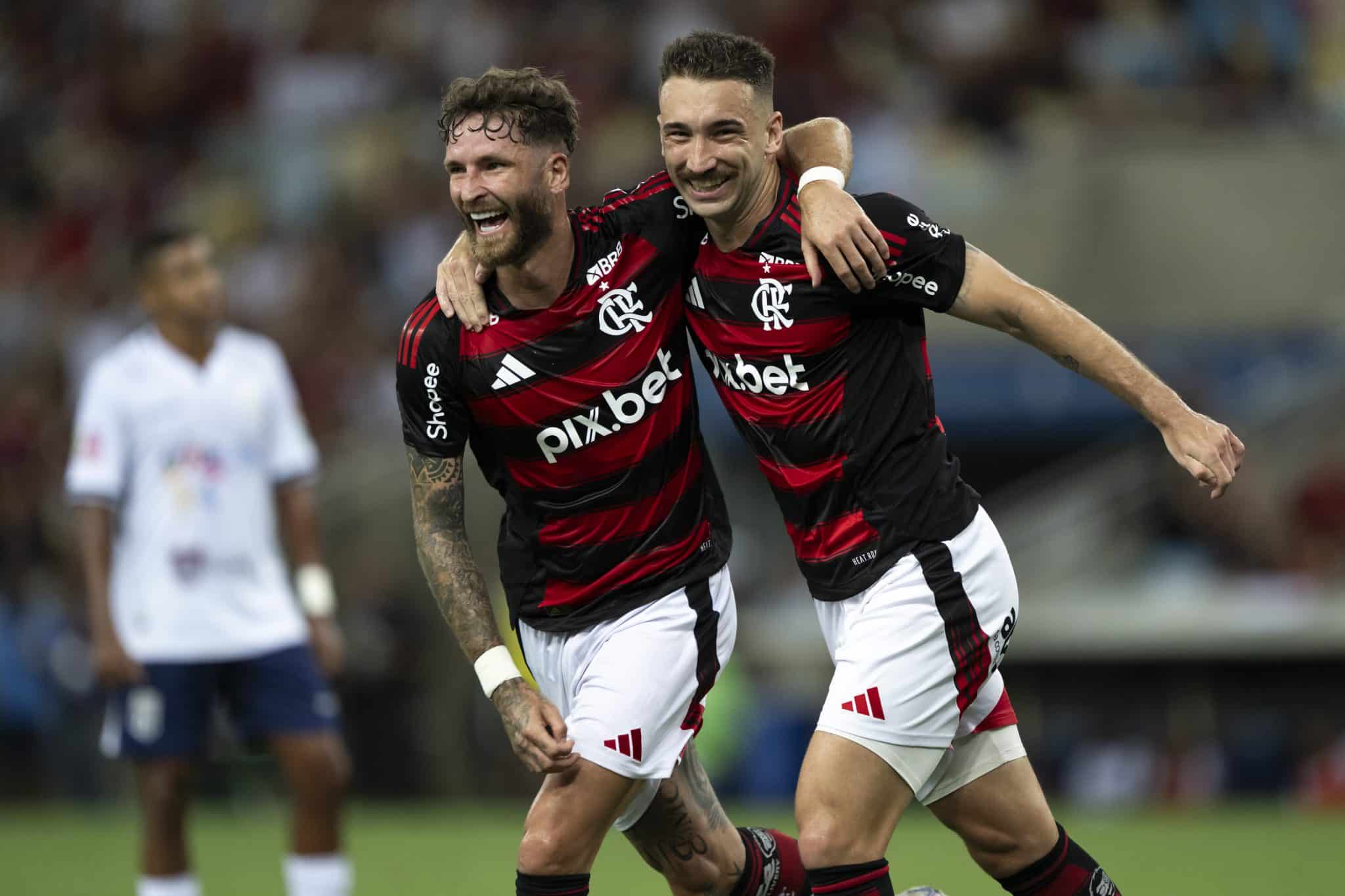 L&eacute;o Ortiz e L&eacute;o Pereira celebram gol em Flamengo x Maric&aacute;
