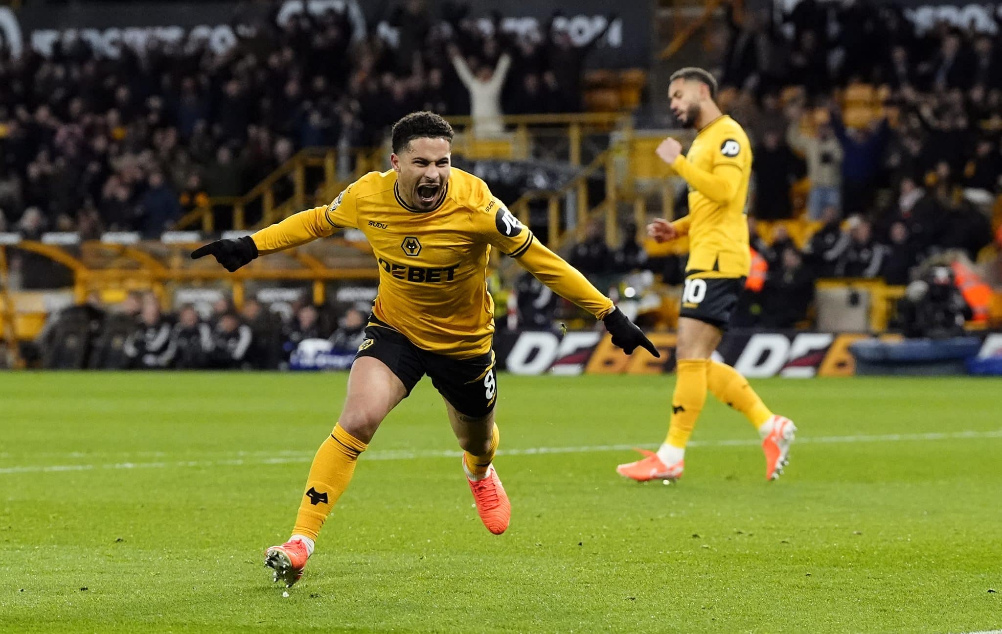 Jo&atilde;o Gomes vibra com o gol de honra do Wolverhampton contra o Fulham (Foto: IconSport)