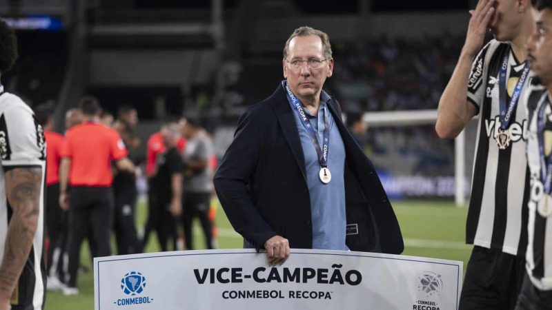 Textor banca planejamento do Botafogo mesmo após mais um vice e protesto nas arquibancadas