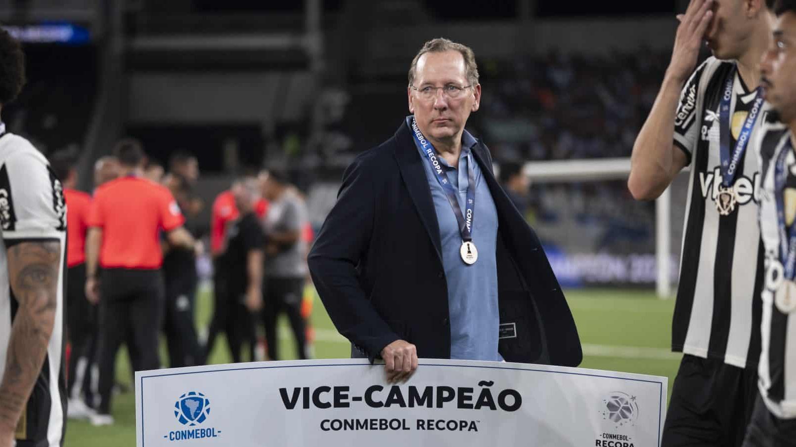 Textor banca planejamento do Botafogo mesmo ap&oacute;s mais um vice e protesto nas arquibancadas