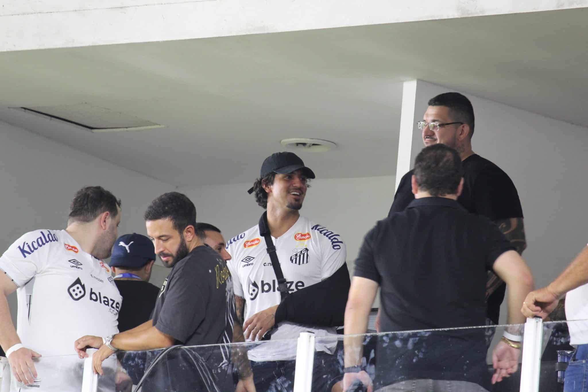 Gabriel Medina acompanha reestreia de Neymar no Santos (Foto: Bruno Lima/Trivela)