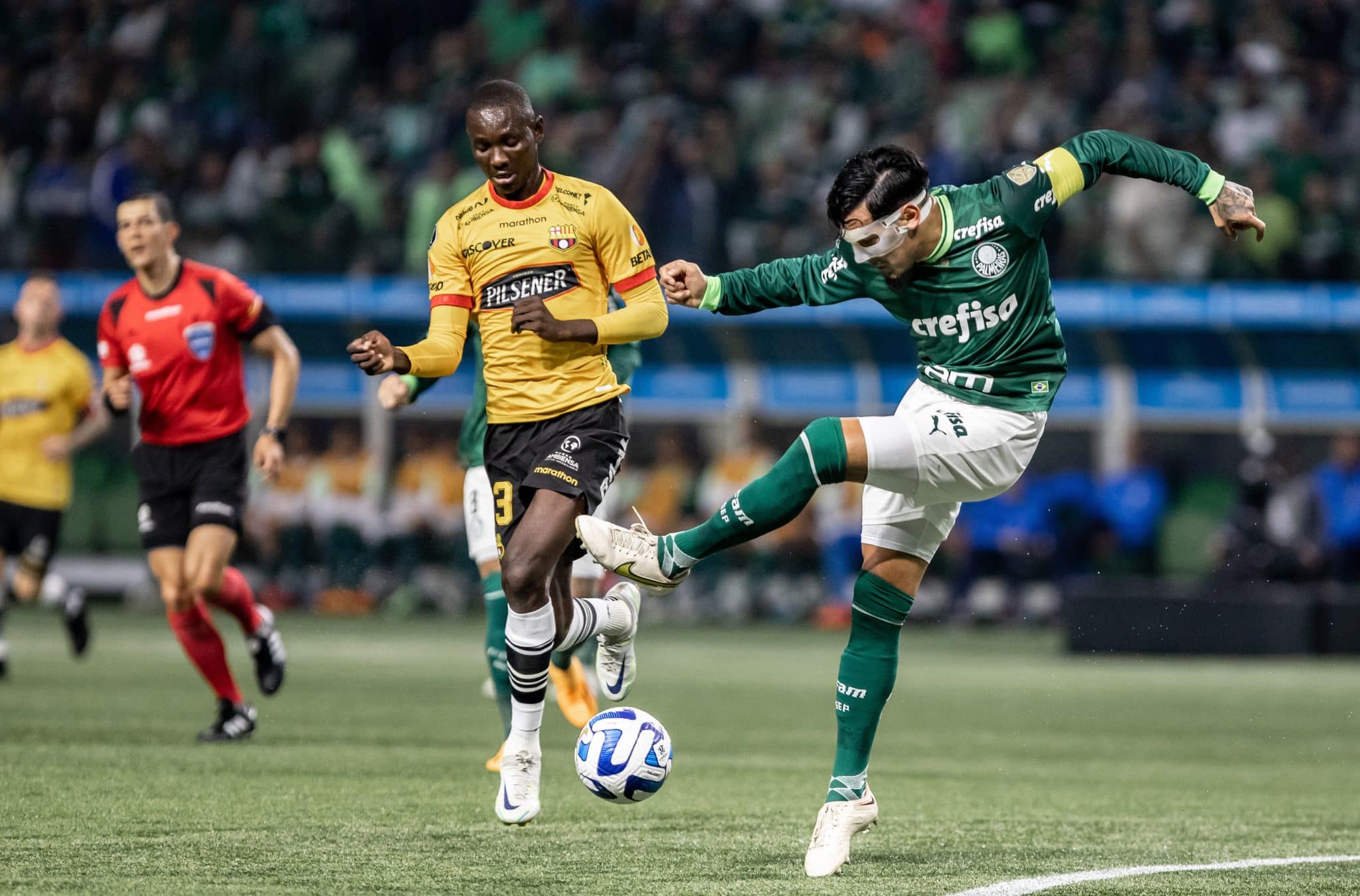 Janner Corozo disputa bola do Gustavo G&oacute;mez na Libertadores de 2023