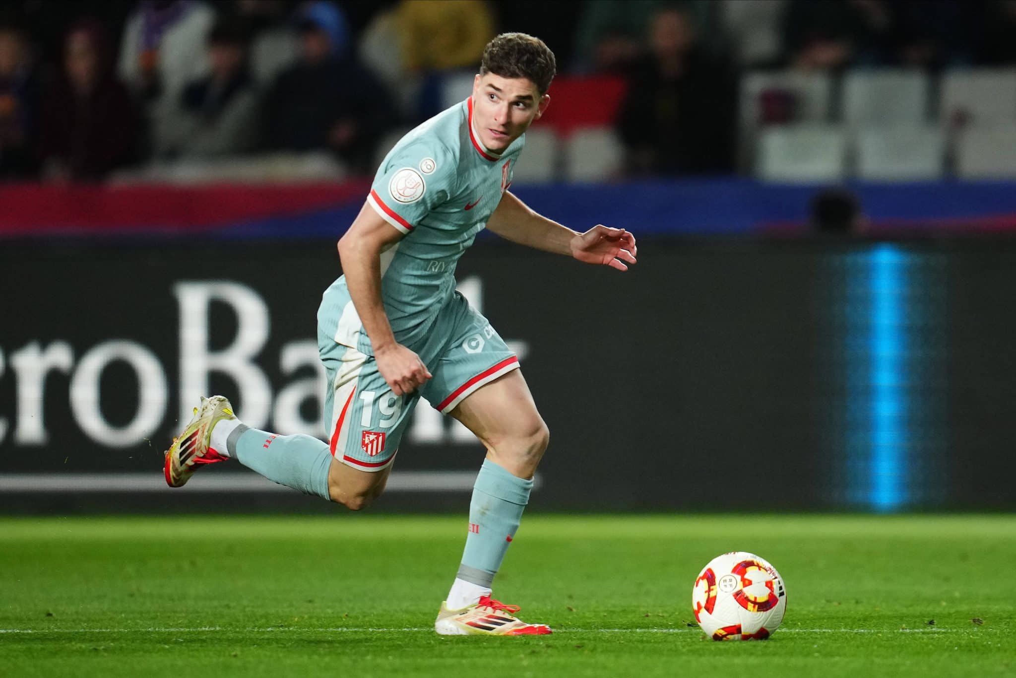 Julian &Aacute;lvarez marcou o primeiro do Atl&eacute;tico de Madrid diante do Barcelona neste domingo