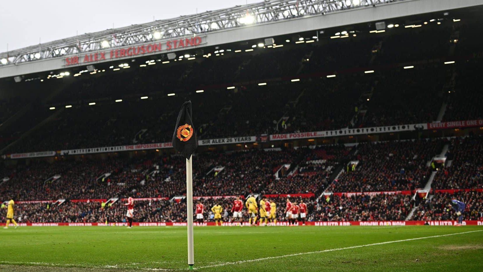 Jim Ratcliffe trabalha para acelerar prazo de reforma de Old Trafford, mas Manchester United pode ficar at&eacute; sete anos sem jogar em casa