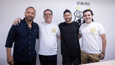 Vai renovar? Pai de Neymar d&aacute; pista de futuro do craque no Santos
