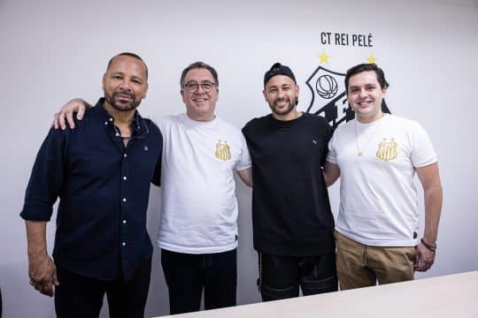 Vai renovar? Pai de Neymar d&aacute; pista de futuro do craque no Santos