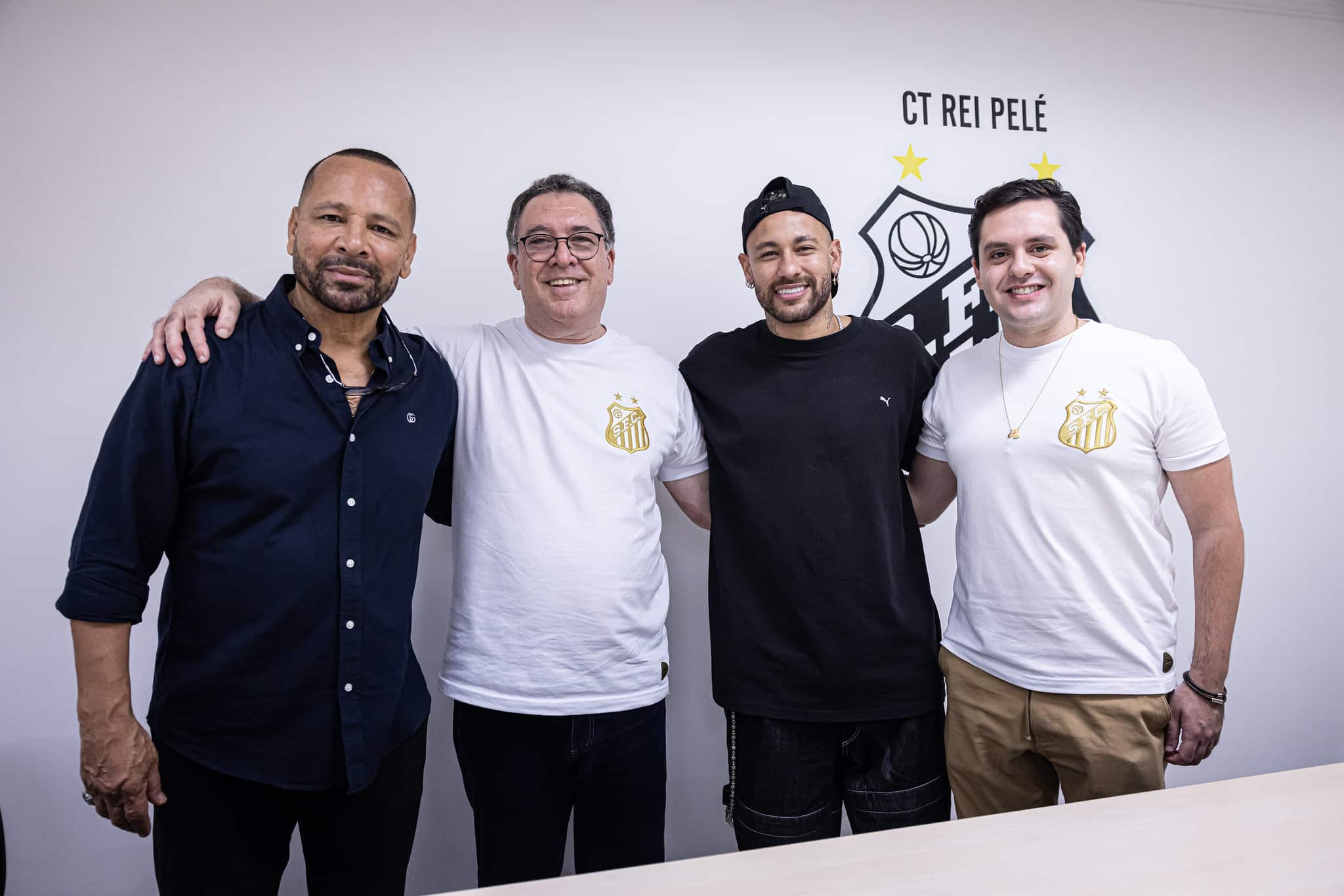 Vai renovar? Pai de Neymar d&aacute; pista de futuro do craque no Santos