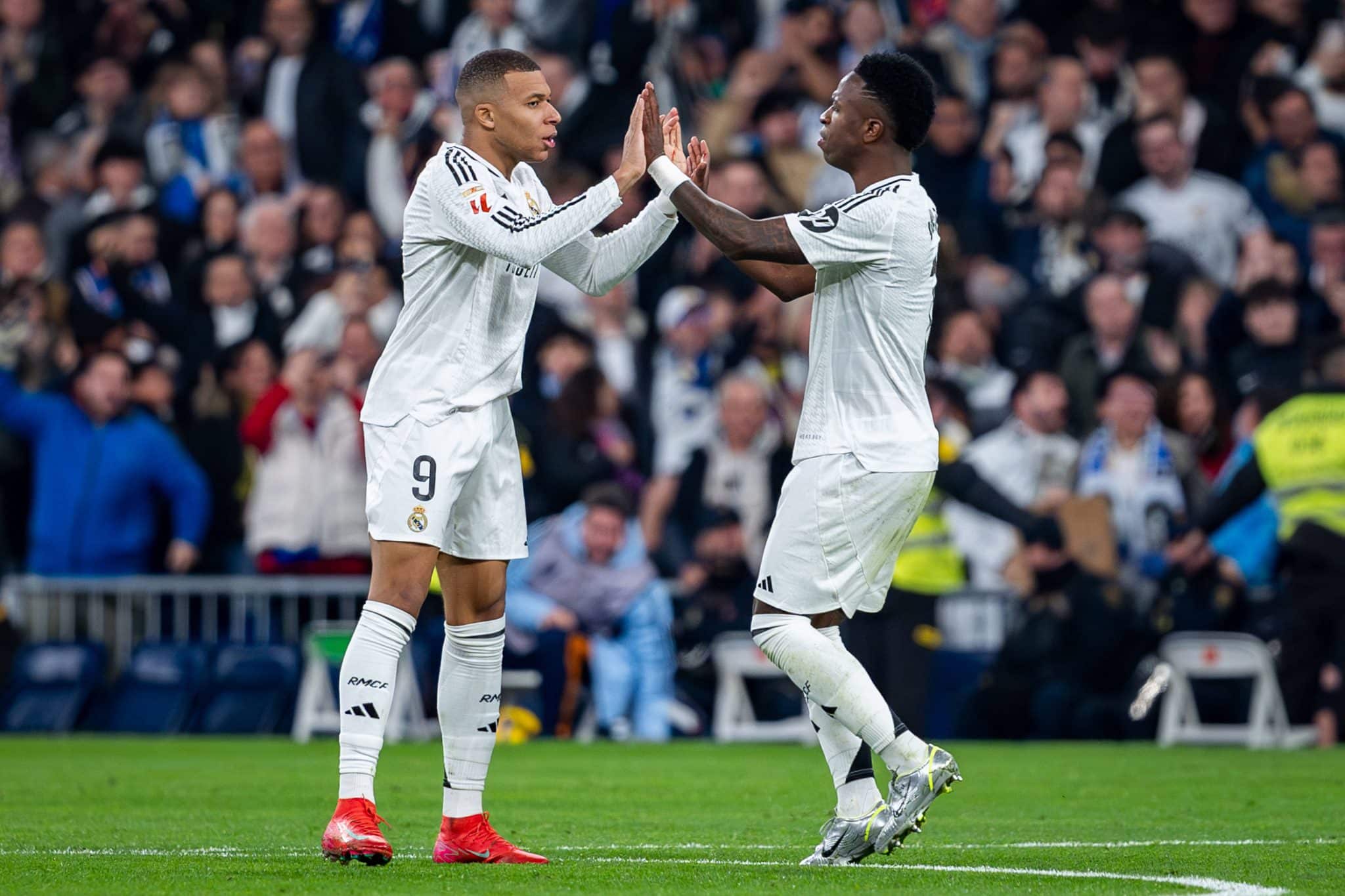 Vinicius Junior deseja ganhar o mesmo que Mbapp&eacute; para n&atilde;o sair do Real Madrid 