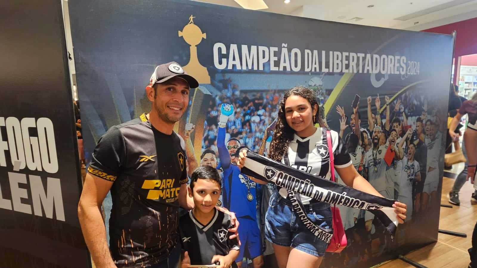 Luiz Carlos j&aacute; passou a paix&atilde;o pelo Botafogo para o filho e a sobrinha (Foto: Gabriel Rodrigues/Trivela)