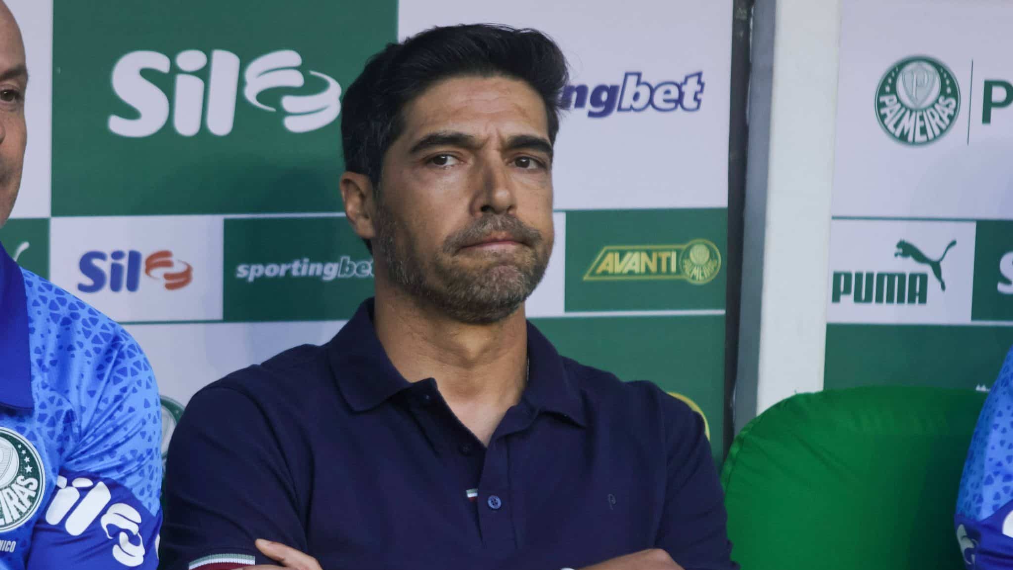 Como a subida de tom da cobran&ccedil;a de Abel por 9 mexeu com bastidores no Palmeiras