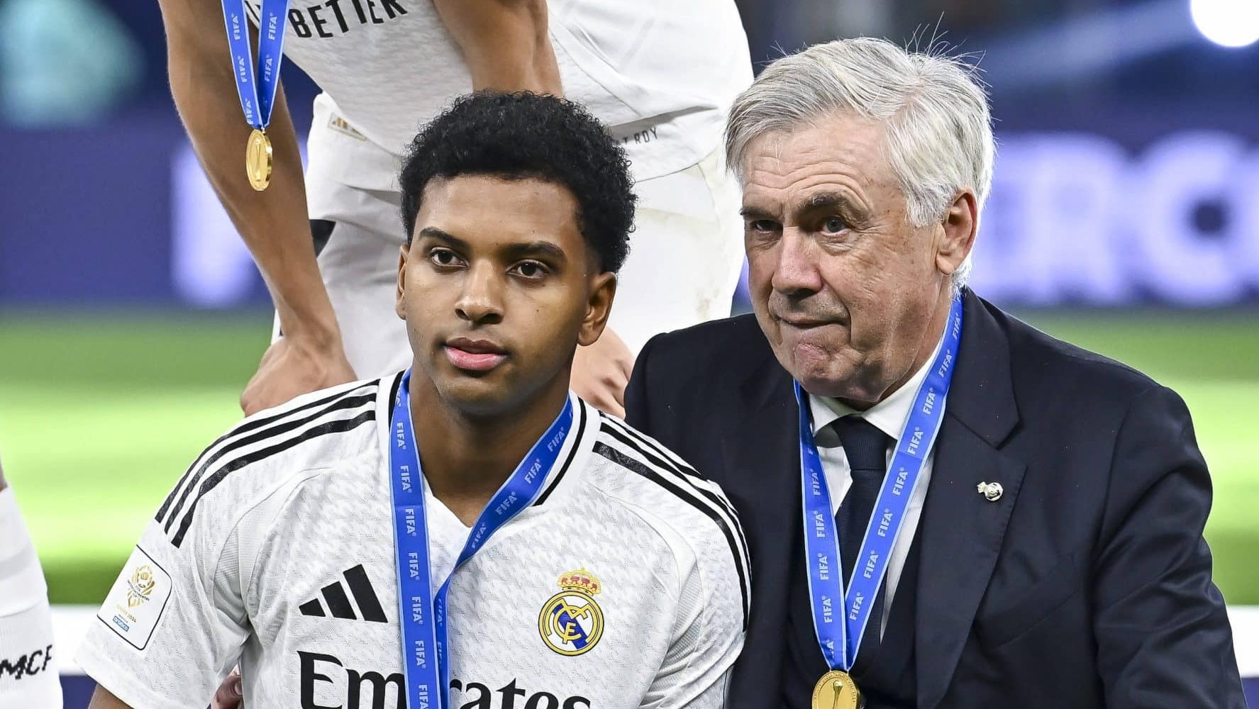 Rodrygo e Carlo Ancelotti durante comemora&ccedil;&atilde;o de t&iacute;tulo pelo Real Madrid