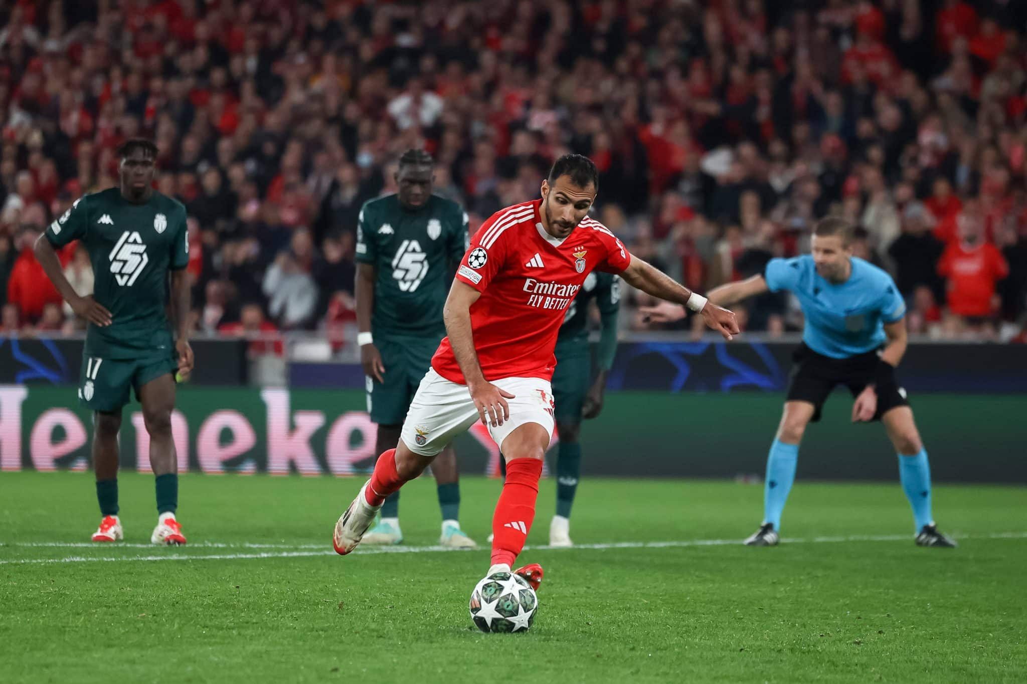 Pavlidis marcou de p&ecirc;nalti para o Benfica na Champions (Foto: Imago)