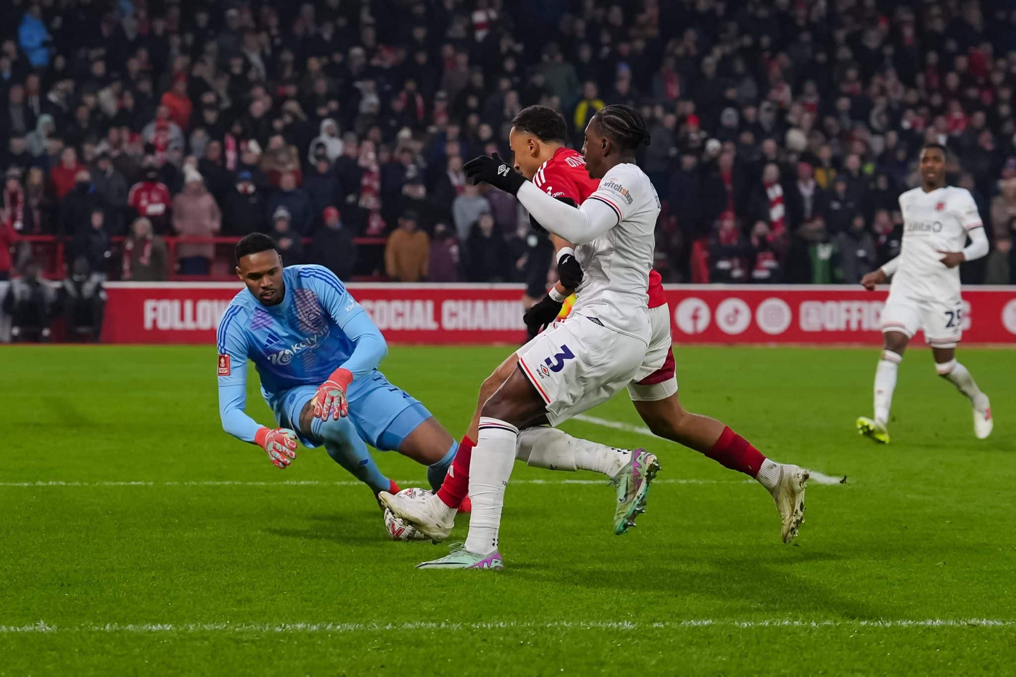 Carlos Miguel em a&ccedil;&atilde;o pelo Nottingham Forest (Foto: Imago)